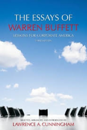 4. “The Essays of Warren Buffett” của tỉ phú Warren Buffett